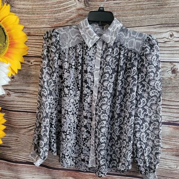 Chelsea & Theodore Tops - "Chelsea & Theodore " Woman's long sleeve blouse Size: small bl/white NWT